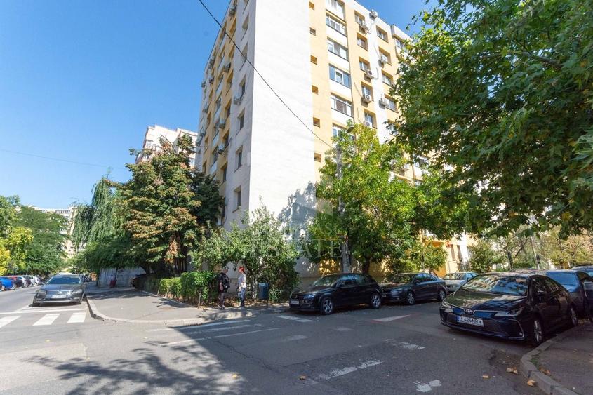 Apartament cu 4 camere semidecomandat în Iancului