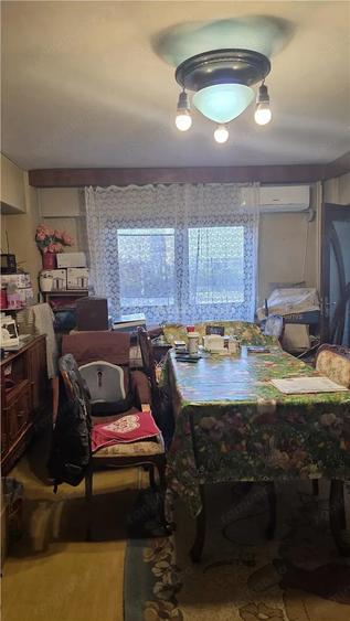 Apartament cu 4 camere decomandat în Calea București