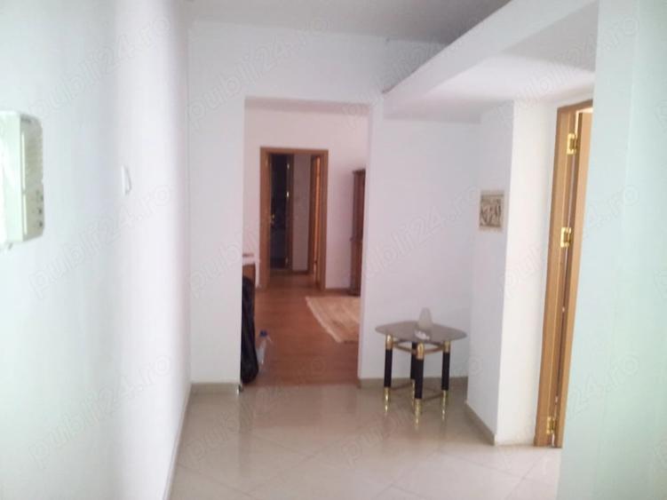 Apartament cu 3 camere semidecomandat în Banat