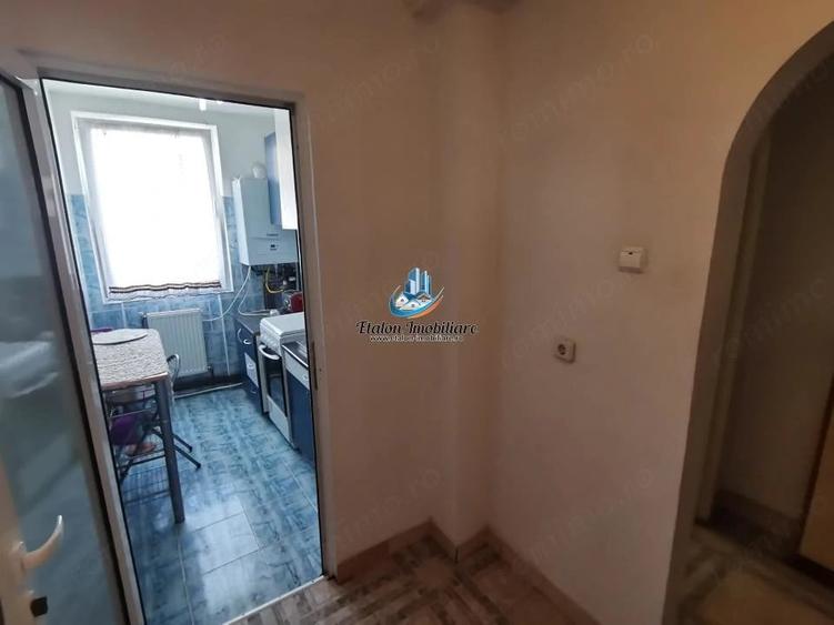 Apartament cu 3 camere semidecomandat în Calea Romanului