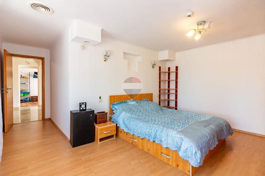 Casă individuală cu 8 camere cu Teren 440 Mp în Uverturii