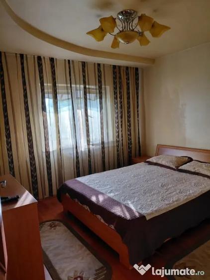Apartament cu 3 camere decomandat în Craiovița Nouă