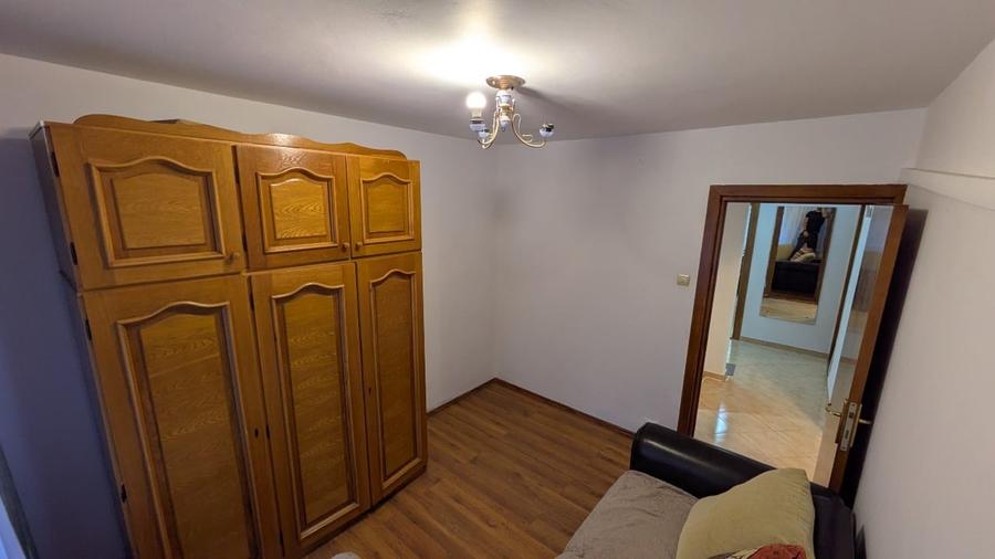 Apartament cu 3 camere decomandat, mobilat în Pieții