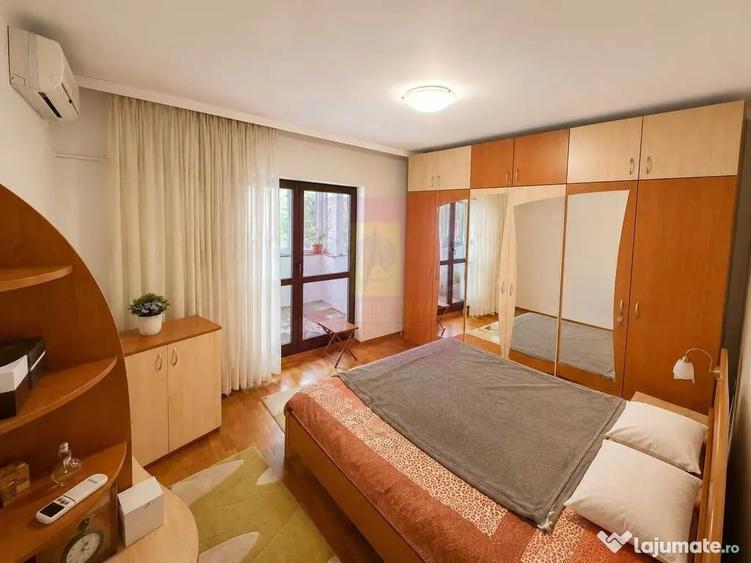 Apartament vanzare 3 camere Decebal - 1