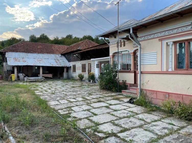 Casă cu 5 camere în Priboieni