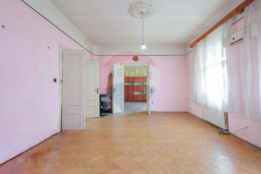 Apartament cu 4 camere semidecomandat în Central