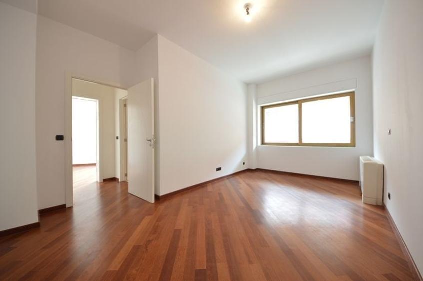 Apartament cu 5 camere decomandat în Primăverii