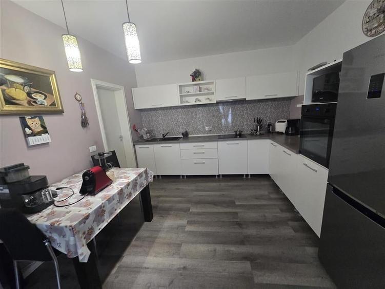 Casă individuală cu 5 camere cu Teren 1600 Mp în Șinca Veche
