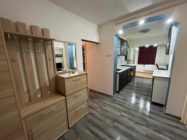 Apartament cu 3 camere semidecomandat în Cetate