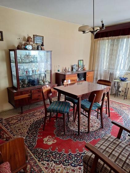 Vand apartament decomandat cu 2 camere, situat in Mangalia, strada Rozelor, etaj 2, cu o suprafata de 50 mp,suprafata totala de 53,4 mp
