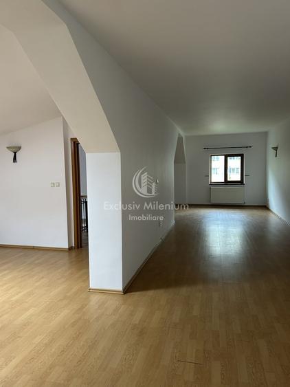 Casă individuală cu 8 camere cu Canalizare în Lacul Tei