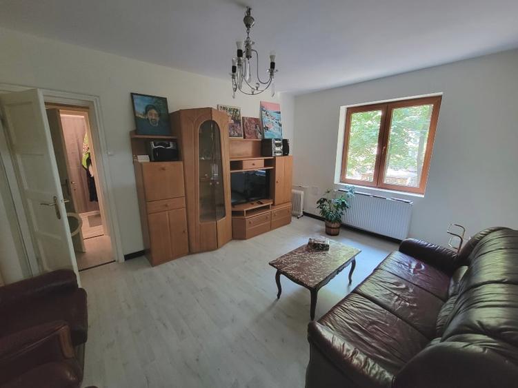 Apartament cu 3 camere semidecomandat, mobilat în P-ța Romană