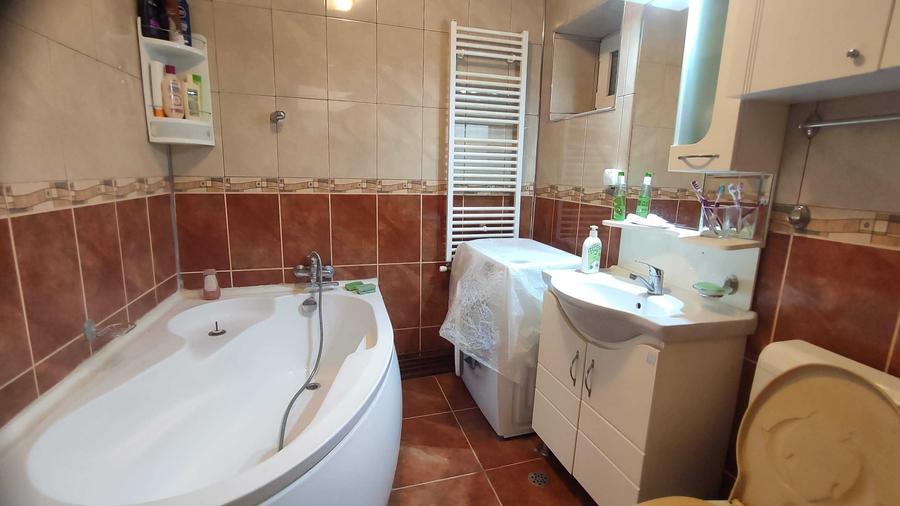 Apartament cu 3 camere decomandat în Drumul Carului