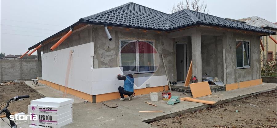 Casă cu 3 camere cu Teren 357 Mp în Golești