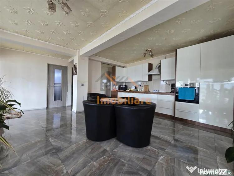 Spațiu comercial, de 240 mp, în Tinăud