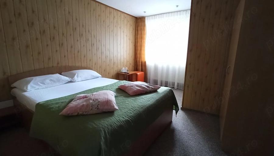 Casă cu 8 camere cu Teren 250 Mp în Central