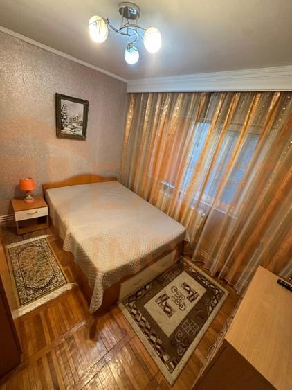 Apartament cu 3 camere semidecomandat, mobilat în Far