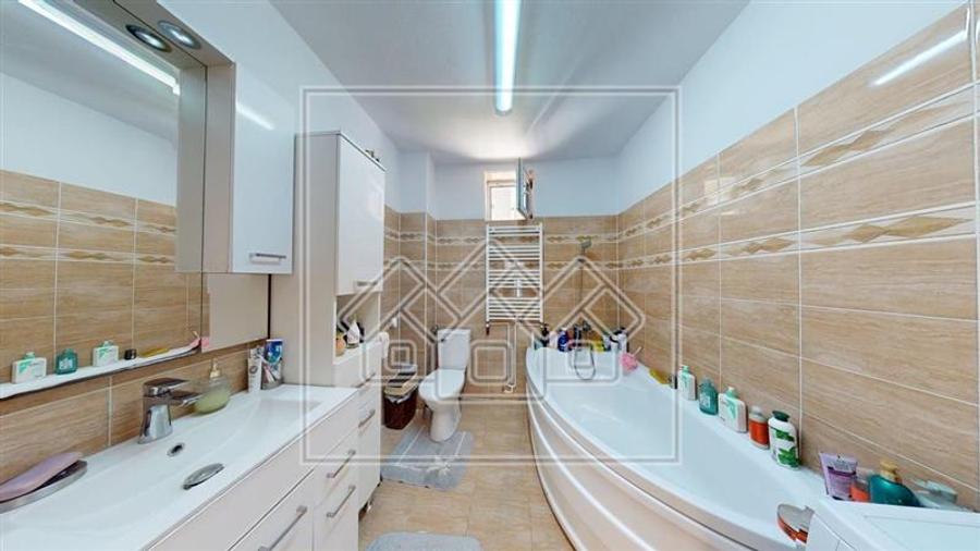 Casă individuală cu 6 camere cu Teren 950 Mp în Valea Aurie