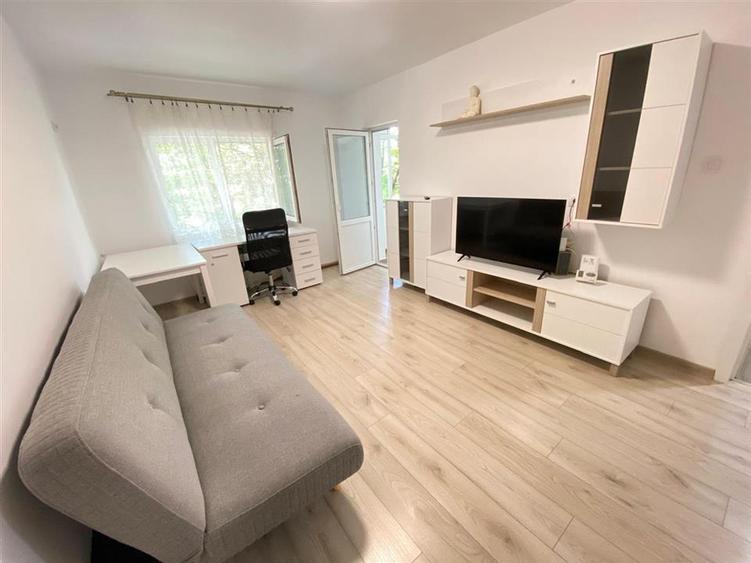 Apartament cu 2 camere decomandat în Podul de Fier