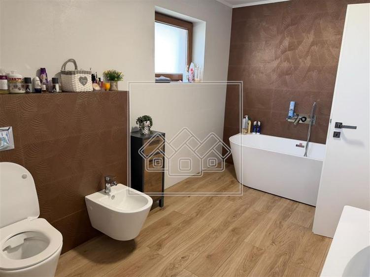 Casă cu 4 camere cu Teren 264 Mp în Tineretului