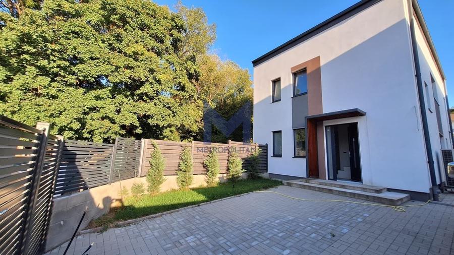 Casă cu 4 camere cu Canalizare în Câmpului