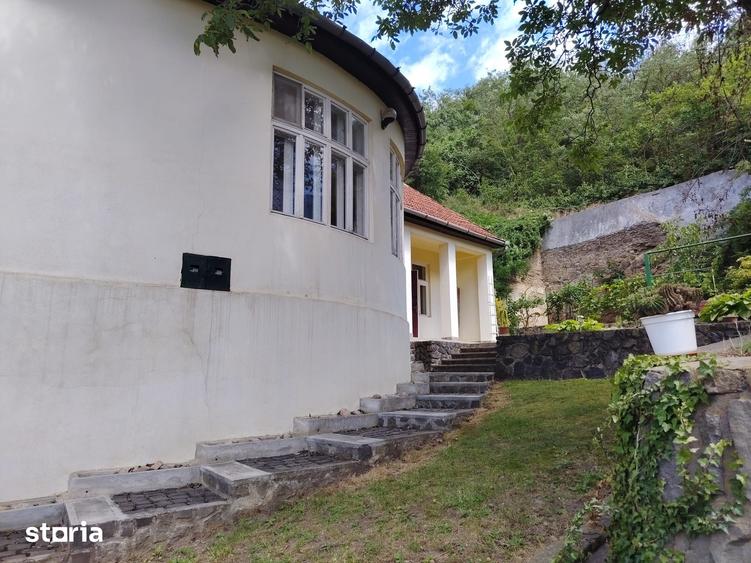 Casă cu 4 camere cu Teren 1083 Mp în Central