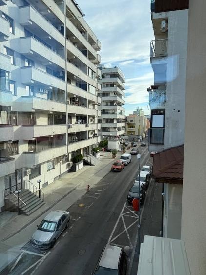 Apartament cu 3 camere decomandat în Tineretului