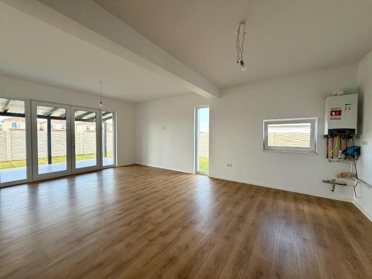 Duplex cu 5 camere cu Canalizare în Moșnița Nouă