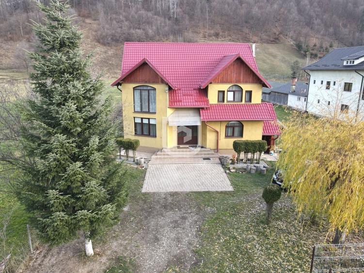Casă individuală cu 6 camere cu Canalizare în Mănăstirea Humorului