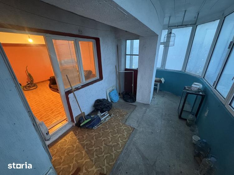 Apartament cu 3 camere decomandat în Far