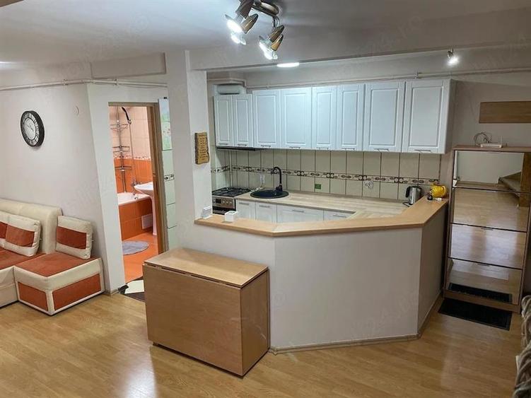 Apartament cu 4 camere decomandat, mobilat în Vasile Aaron
