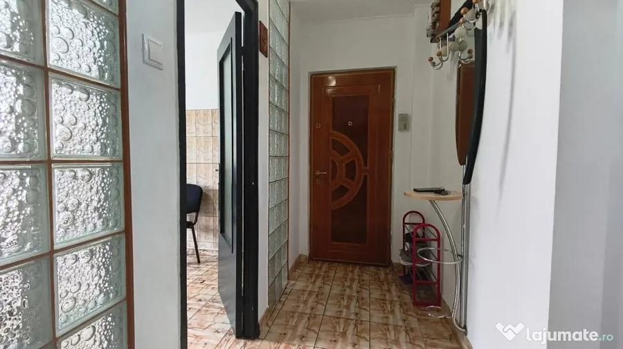 Apartament cu 3 camere decomandat în Piața Centrală