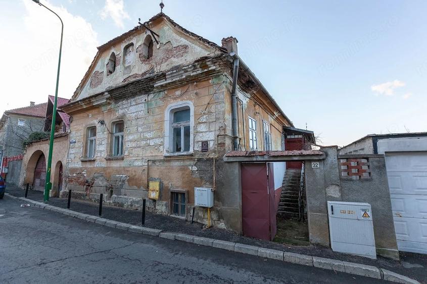 Casă cu 9 camere cu Teren 633 Mp în Schei