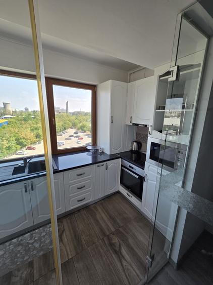 Apartament cu 3 camere semidecomandat în Berceni