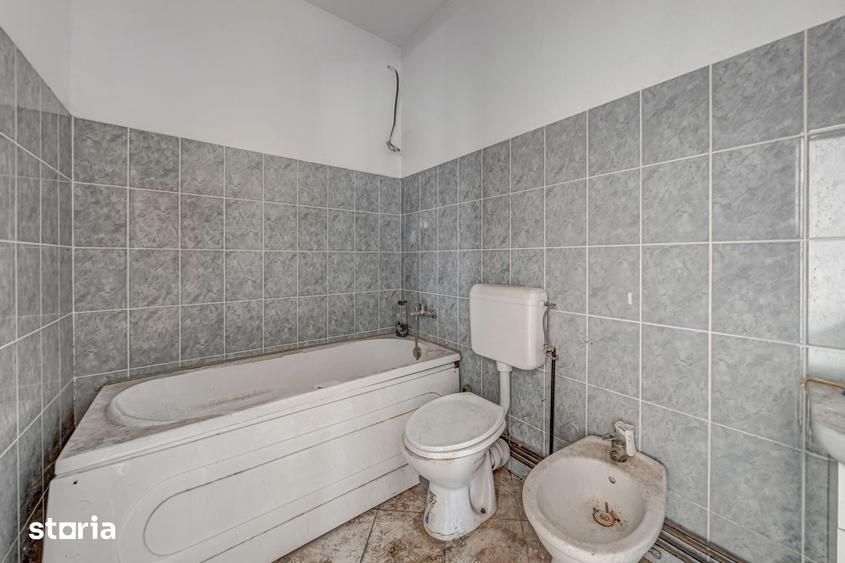 Casă cu 7 camere cu Teren 135 Mp în Vitan