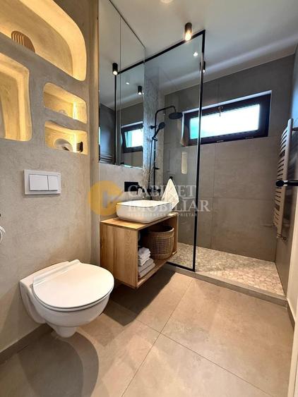 Apartament cu 2 camere semidecomandat, mobilat în Podu Roș