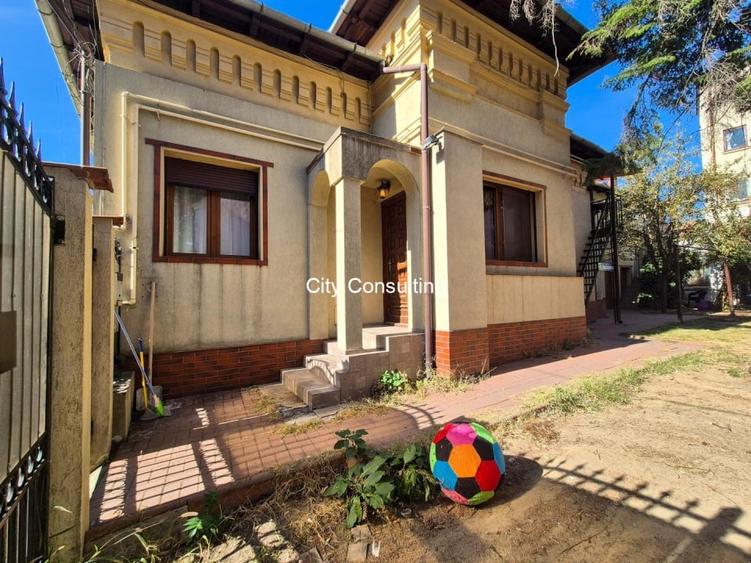 Casă individuală cu 8 camere cu Canalizare în Ultracentral