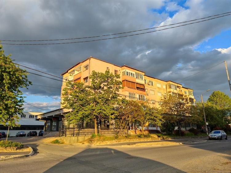 Apartament cu 3 camere decomandat în Hotar