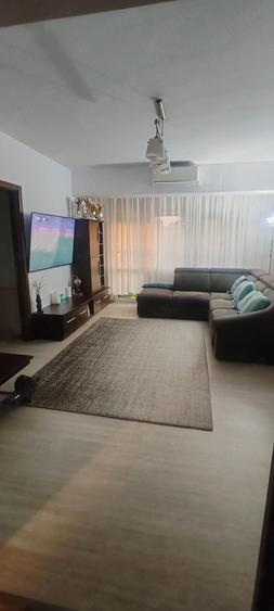 Apartament cu 3 camere semidecomandat în Central