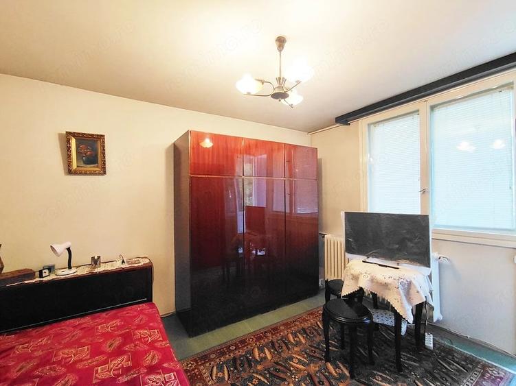 Apartament cu 3 camere decomandat în Roșu