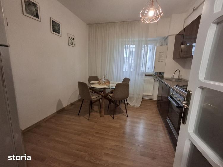 Apartament cu 3 camere decomandat, mobilat în Calea București