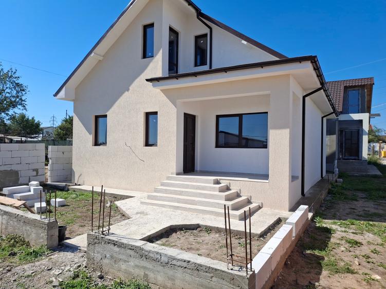 Casă individuală cu 3 camere cu Canalizare în Est