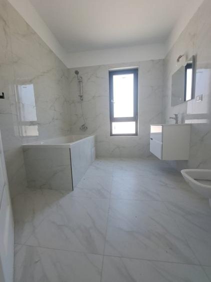 Apartament cu 3 camere nedecomandat în Aradului