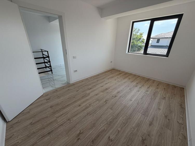 Casă individuală cu 3 camere cu Canalizare în Glina