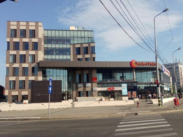Birou, de 3,700 mp, în Central