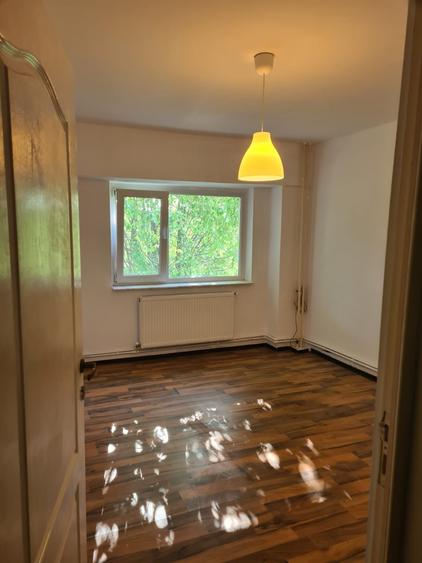 Apartament cu 3 camere decomandat în Șcheia