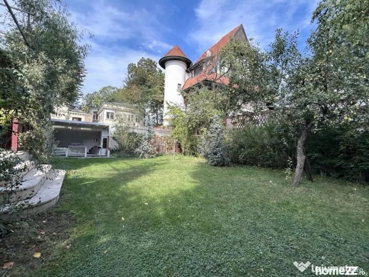 Casă cu 7 camere cu Teren 992 Mp în Aviatorilor