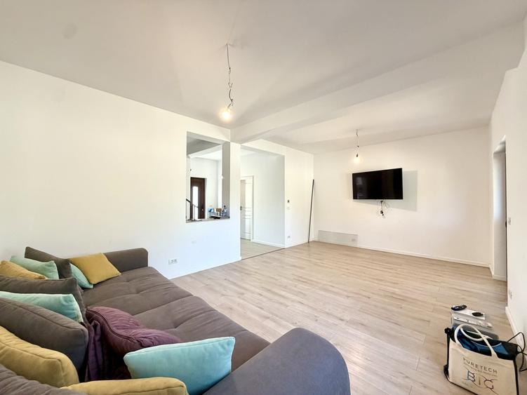 Duplex cu 4 camere cu Teren 240 Mp în Sânandrei