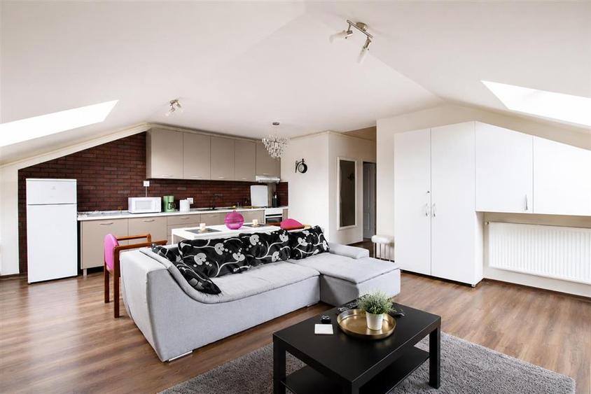 Apartament cu 2 camere semidecomandat, mobilat în Bună Ziua