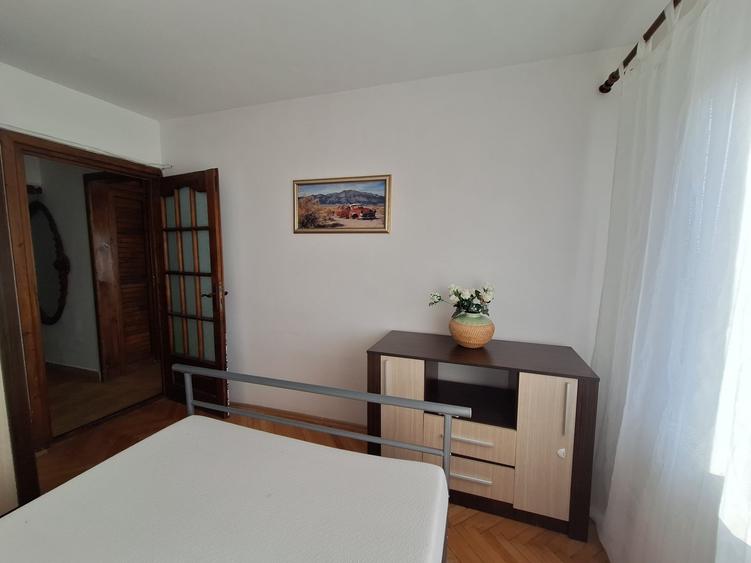 Apartament cu 3 camere decomandat, mobilat în Lipovei